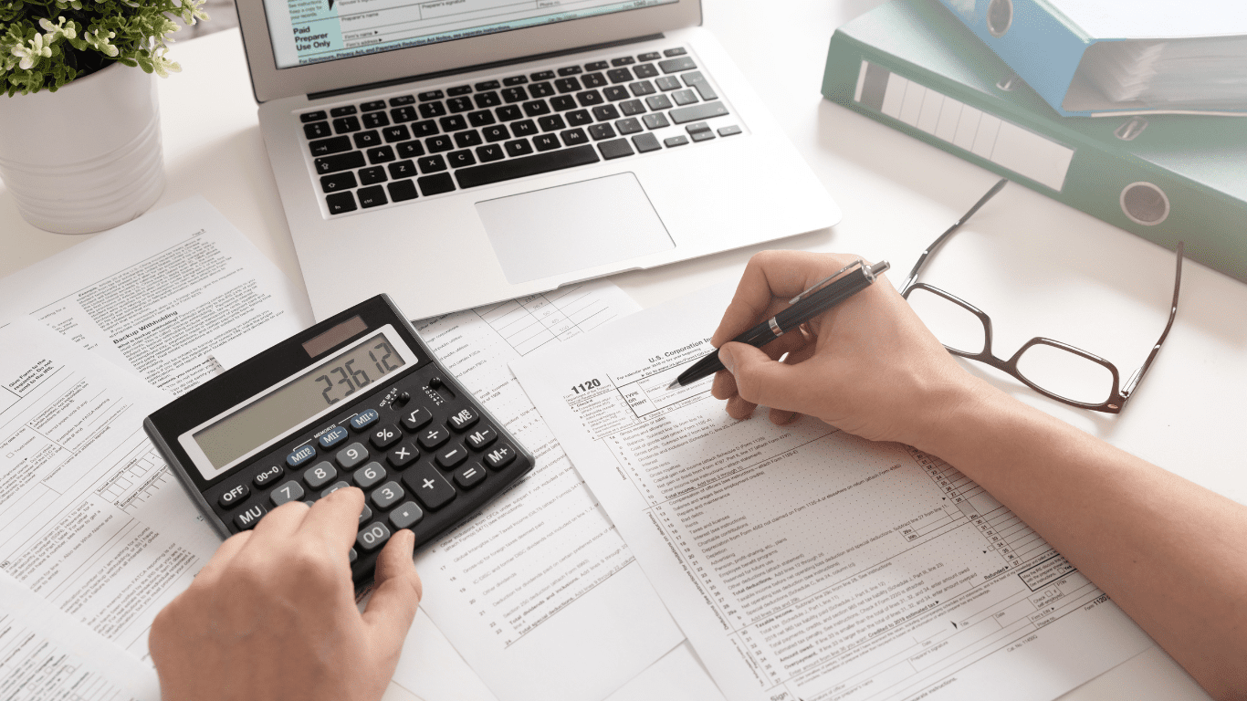 Personne qui remplit ses impots