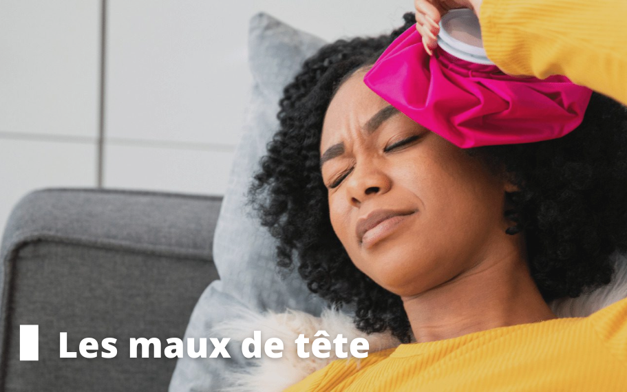 Migraines et maux de tête Femme qui a mal à la tête et se tient une poche froide de couleur rose sur la tempe