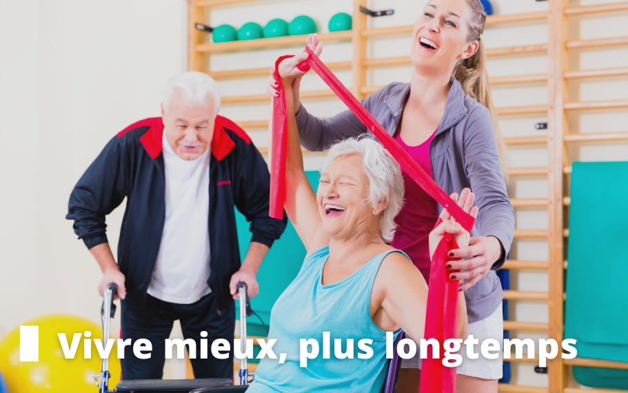 Vivre mieux plus longtemps Couple de personnes âgées faisant du sport accompagnés par une coach sportive