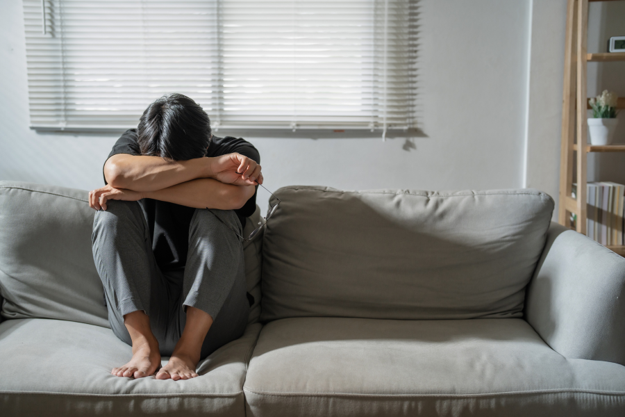 Eco anxiété Personne préoccupée par les enjeux environnementaux, illustrant l’éco-anxiété liée aux maladies infectieuses émergentes
