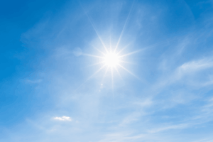 Soleil éclatant dans un ciel bleu illustrant les dangers des UV