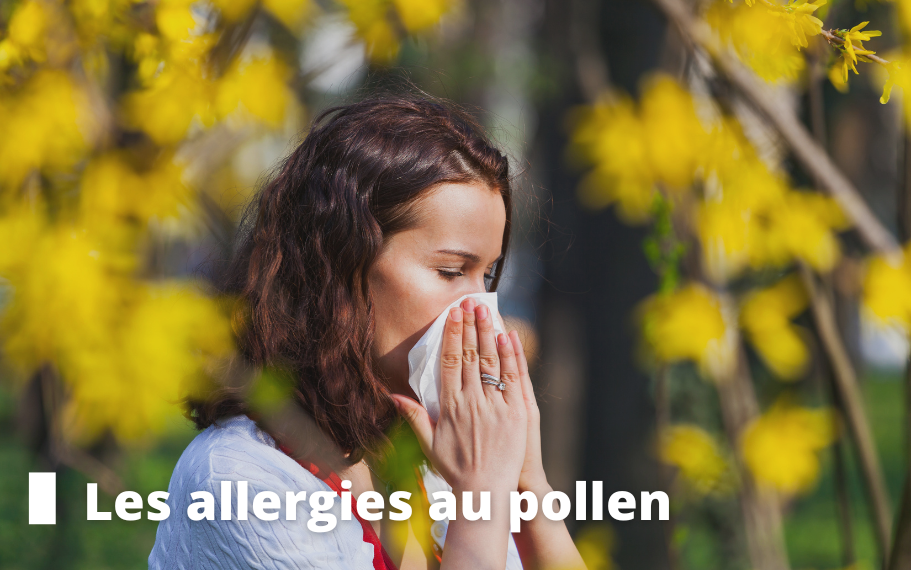 pollen allergies Femme dans un champs de fleurs qui se mouche le nez car elle est allergique au pollen