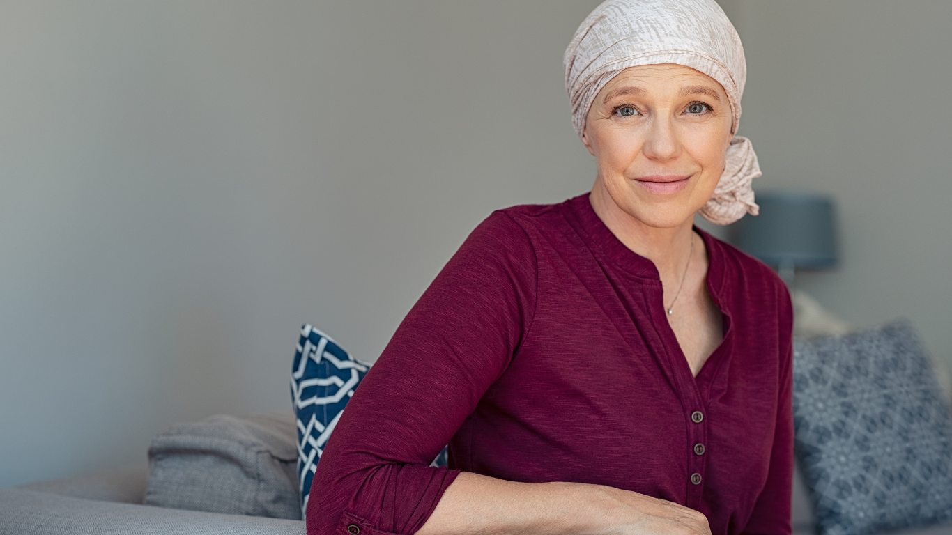 femme atteinte d'une cancer avec foulard sur la tête qui sourit