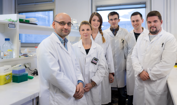 Equipe de chercheurs scientifiques en blouse blanche de l'Institut Pasteur de Lille